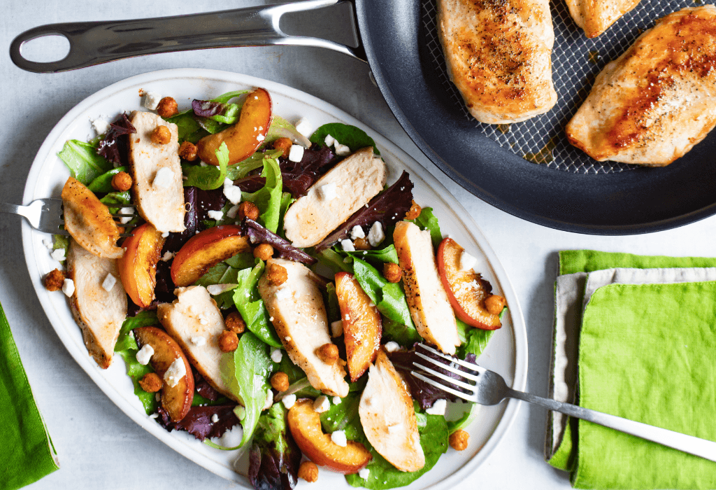 สลัดอกไก่ย่างด้วยลูกพีชและถั่วลูกไก่รสเผ็ด - PotsandPans.in.th