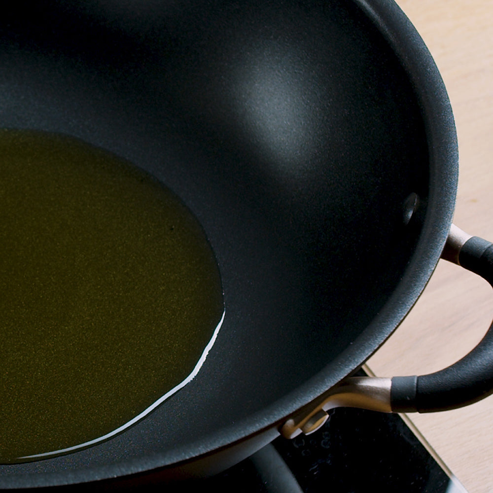 MEYER Accent Hard-Anodized กระทะผัดมีหูจับ 32 ซม. Stirfry (81210-T) ภายในกระทะ