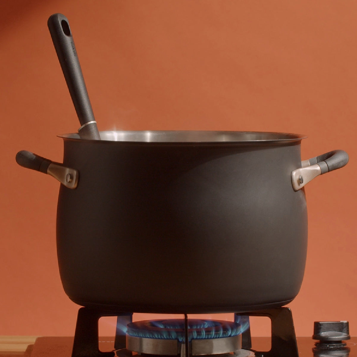 ตัวพักด้ามสแตนเลส ไม่ไหลลงหม้อ MEYER Accent Tools Black ตะหลิวผัดซิลิโคน Wok Turner (48386-C)