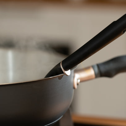 ตัวพักด้ามสแตนเลส ไม่ไหลลงกระทะ MEYER Accent Tools Black กระบวยซิลิโคน Ladle (48387-C)