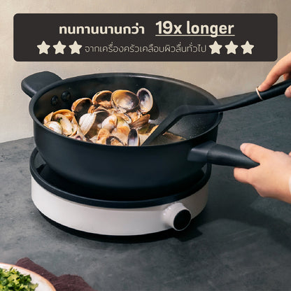 ทนทานกว่ากระทะทั่วไป 19 เท่า MEYER MIDNIGHT กระทะเชฟอเนกประสงค์ hard-anodize ขนาด 26 ซม./4.3 ลิตร Chef's pan (85076-TE12)