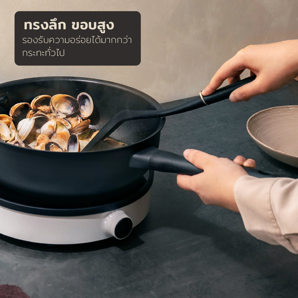 ทรงลึกกว่า ขอบสูงกว่า ทำอาหารได้มากกว่า MEYER MIDNIGHT กระทะเชฟอเนกประสงค์ hard-anodize ขนาด 20 ซม./1.9 ลิตร Saucier (85090-TE12) กระทะเทฟลอนสำหรับผัดและทอด ทนความร้อน ใช้ได้กับเตาทุกชนิด ล้างง่าย ไม่ติดกระทะ