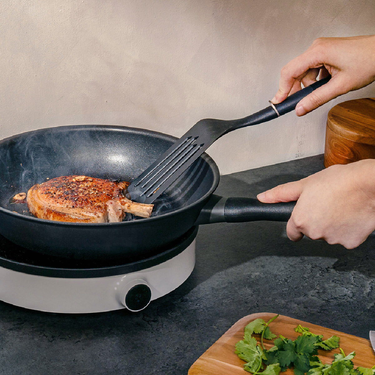 ทำอาหารได้อย่างหลากหลาย  MEYER MIDNIGHT กระทะทรงจีน hard-anodize ขนาด 32 ซม. พร้อมฝา Wok/Stirfry (85083-TE12)