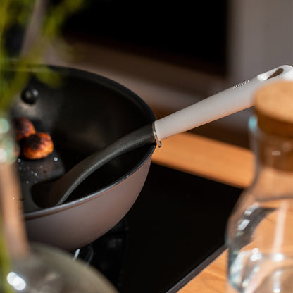 ตัวพักด้ามสแตนเลส ไม่ให้ไหลลงกระทะ MEYER Accent Basic Gray ตะหลิวผัดไนล่อน Wok Turner (48366-C)